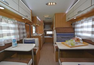 noleggio-camper-5-7-posti-extra-comfort-caravan-nehmo-interni11