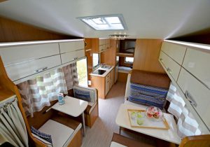 noleggio-camper-5-7-posti-extra-comfort-caravan-nehmo-interni12