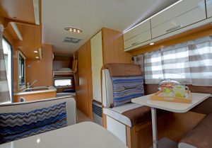 noleggio-camper-5-7-posti-extra-comfort-caravan-nehmo-interni16